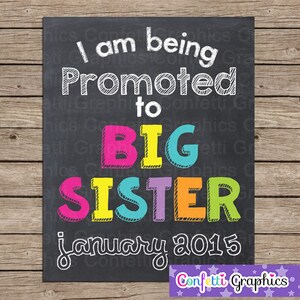Estoy siendo promovida a hermana mayor con fecha personalizada Pizarra Embarazo Anuncio de bebé Revelar póster de tiza Signo Foto Prop ~ Cualquier tamaño