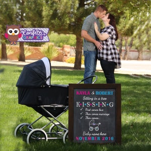 Pizarra Anuncio de embarazo Sentado en un árbol KISSING Bebé Revelar póster de tiza Cartel Banner Foto Prop Baby Shower personalizado Digital