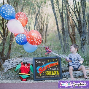 Jeder Superheld braucht einen Sidekick Mine kommt mit benutzerdefinierten Datum Kreidetafel Schwangerschaft Ankündigung Baby Reveal Kreide Poster Zeichen Foto Requisite