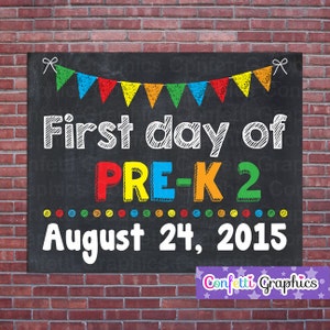 Primer día de Pre-K 2 con fecha personalizada Pizarra Tiza Preescolar 4 años Regreso a la escuela Maestro Cartel Cartel Banner / Archivo digital