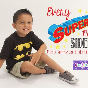 Cada superhéroe necesita un compañero con fecha personalizada Superposición de fotos Anuncio de embarazo Bebé Revelar tiza Cartel Cartel Accesorio / Imprimible