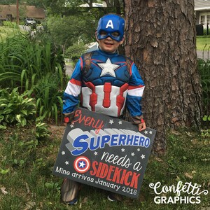 Capitán América Cada superhéroe necesita un compañero con fecha personalizada Pizarra Anuncio de embarazo Bebé Reveal Chalk Poster Sign Photo Prop