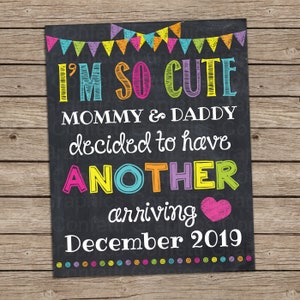 Ich bin so niedlich Mama und Papa beschlossen, ein anderes Datum Chalkboard Schwangerschaft Ankündigung Baby Reveal Poster Schild Photo Prop Digital