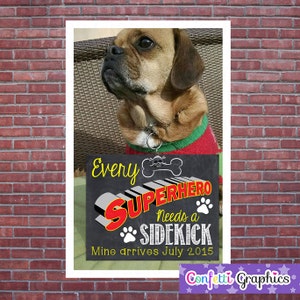 Cada superhéroe necesita un compañero Mina llega Perro Mascota Fecha personalizada Pizarra Anuncio de embarazo Bebé Revelar póster de tiza Póster De tiza Accesorio