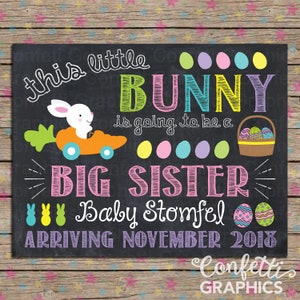 Esta conejita de Pascua va a ser una hermana mayor con fecha personalizada Pizarra Anuncio de embarazo Bebé Revelar póster de tiza Cartel Photo Prop