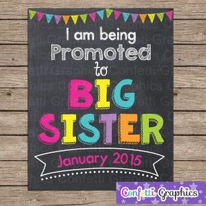 Estoy siendo promovida a hermana mayor con fecha personalizada Pizarra Embarazo Lindo bebé Anuncio Revelar póster de tiza Cartel Foto Prop ~ Cualquier tamaño
