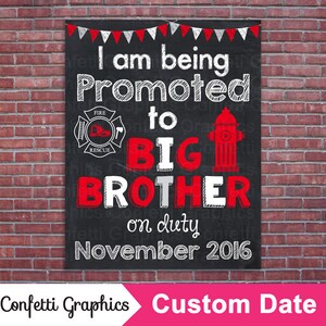 Bombero Estoy siendo promovido a Gran Hermano de turno con fecha personalizada Anuncio de embarazo Baby Reveal Chalk Poster Sign Photo Prop
