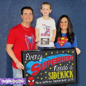 Jeder Superhero braucht einen Sidekick Spiderman, der an der Individuellen Datum-Tafel-Schwangerschaft-Ankündigung ankommt