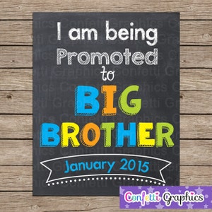 Estoy siendo promovido a Gran Hermano con fecha personalizada Pizarra Embarazo Lindo Bebé Anuncio Revelar Póster de Tiza Signo Foto Prop Cualquier Tamaño