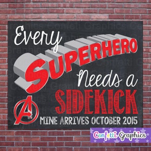 Cada superhéroe necesita un compañero Vengadores míos llega Fecha personalizada Pizarra Anuncio de embarazo Bebé Revelar tiza Cartel Signo Prop