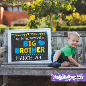 Estoy siendo promovido a Gran Hermano con fecha personalizada Pizarra Anuncio de embarazo Lindo bebé Revelar póster de tiza Cartel Foto Prop cualquier tamaño