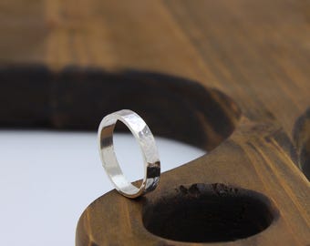 Alliance en argent sterling martelée : alliance minimaliste faite main
