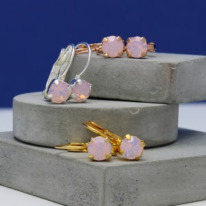 Realza su estilo esta temporada con estos pendientes de palanca con cristales rosas de ópalo suave. Un regalo perfecto que irradia una elegancia sutil y un brillo delicado.