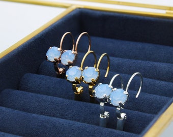 Orecchini a leva con opale blu tenue. Un accessorio essenziale per la stagione, perfetto per il "qualcosa di blu" della sposa. Gioielli da sposa in cristallo.
