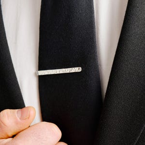 Sterling Silber Krawattenklammer für Männer - Handgemachte Krawattennadel für Bräutigam, Papa, Platzanweiser - Gehämmerte oder Glatte Oberfläche - Hochzeits- oder formelles Geschenk