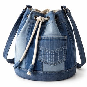 Puede incluir: Bolso tipo cubo de mezclilla con diseño de patchwork. Cuenta con cierre de cordón con cuerda blanca, bolsillo frontal y correas ajustables. El bolso está hecho de varios tonos de mezclilla azul.