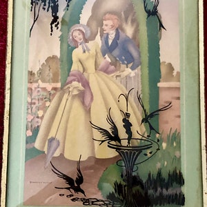 Puede incluir: Impresión vintage enmarcada que representa a una pareja con vestimenta de época en un jardín. La mujer lleva un vestido amarillo y un paraguas. Siluetas negras de pájaros y una fuente adornan la obra. El marco es dorado.
