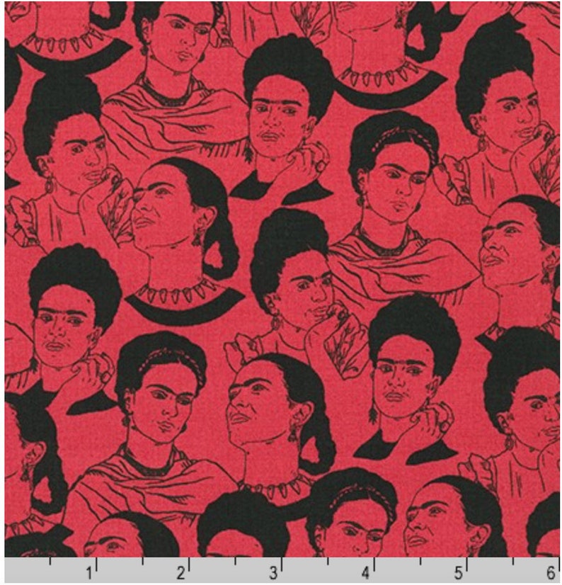 Pu&ograve; includere: Un tessuto rosso con un motivo ripetuto di disegni in bianco e nero del viso di Frida Kahlo.
