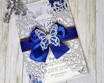 Invitación de quinceañera azul rey con mariposa y sobre plateado brillante cortado con láser.