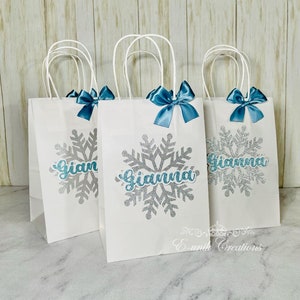  20Pcs Snowflake Party Favors Bag, Winter Frozen Non-Woven Candy  Treat Bags, Winter Theme Goodie Gifts Tote Bags for Kids Snowflake Holiday Party  Winter Wonderland Birthday Baby Shower Party Supplies : Home