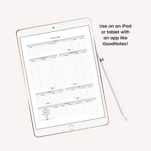 Puede incluir: Un iPad blanco con un borde dorado que muestra un planificador de presupuesto mensual en la pantalla. El planificador incluye secciones para ingresos, gastos fijos, gastos variables y un resumen. El texto "Monthly Budget" est&aacute; en la parte superior de la pantalla. Un l&aacute;piz blanco est&aacute; al lado del iPad. El texto "Use on an iPad or tablet with an app like GoodNotes!" est&aacute; en la esquina superior derecha de la imagen.