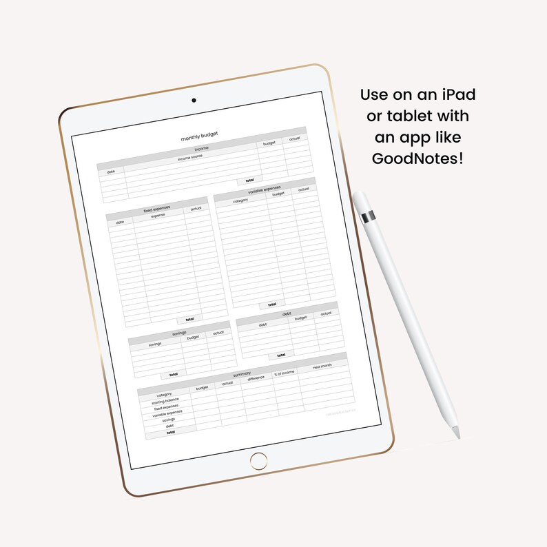 Puede incluir: Un iPad blanco con un borde dorado que muestra un planificador de presupuesto mensual en la pantalla. El planificador incluye secciones para ingresos, gastos fijos, gastos variables y un resumen. El texto "Monthly Budget" est&aacute; en la parte superior de la pantalla. Un l&aacute;piz blanco est&aacute; al lado del iPad. El texto "Use on an iPad or tablet with an app like GoodNotes!" est&aacute; en la esquina superior derecha de la imagen.