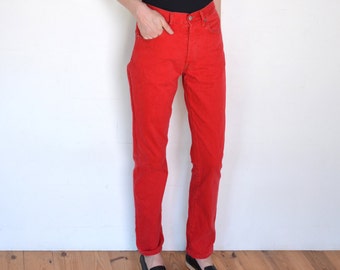 Pantalon Levi’s rouge années 90, pantalon grunge, jean maman, denim rouge taille haute, jean boyfriend Levi Strauss 451 pantalon moyen