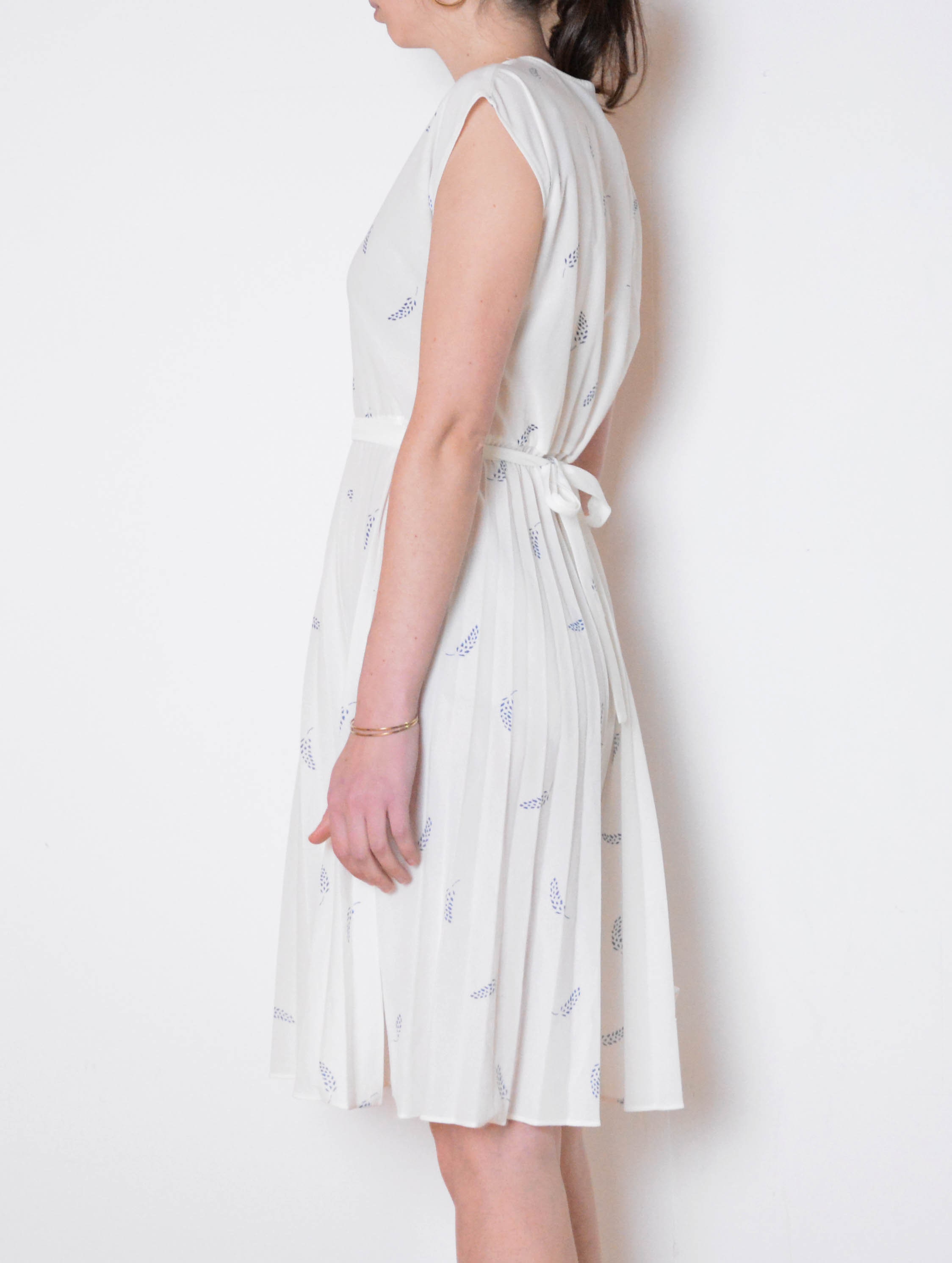 VINTAGE 60s 70s WHITE BLUE GEOMETRIC EMBROIDERED MOD SWING TEA DRESS 12