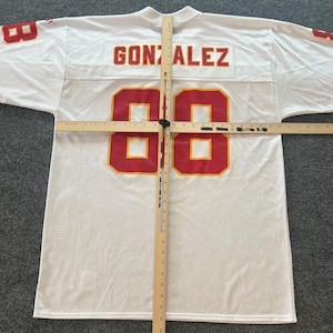 Op de afbeelding: Wit mesh sportshirt met rode en gouden accenten. Het shirt toont de naam "GONZALEZ" op de rug en het nummer "88" op de voor- en achterkant. Het heeft een V-hals en korte mouwen.