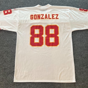 Op de afbeelding: Wit mesh sportshirt met rode en gele accenten. Het shirt heeft de naam "GONZALEZ" over de bovenrug en het nummer "88" in rood op de rug en mouwen. De mouwen hebben rood-gele strepen.