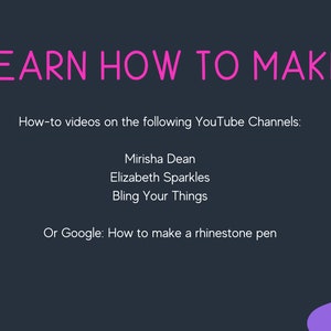 Puede incluir: Un fondo azul oscuro con texto rosa que dice "LEARN HOW TO MAKE". Debajo del texto hay una lista de canales de YouTube para aprender a hacer cosas: Mirisha Dean, Elizabeth Sparkles y Bling Your Things. El texto tambi&eacute;n sugiere buscar en Google "How to make a rhinestone pen".