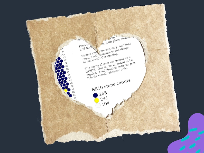 Puede incluir: Un primer plano de un agujero en forma de coraz&oacute;n en un trozo de papel marr&oacute;n, que revela un gr&aacute;fico con c&iacute;rculos azules, amarillos y blancos. El gr&aacute;fico muestra el n&uacute;mero de piedras utilizadas en un dise&ntilde;o de bol&iacute;grafo, con 255 piedras azules, 241 piedras amarillas y 104 piedras blancas. El texto "SS10 stone counts" tambi&eacute;n es visible.