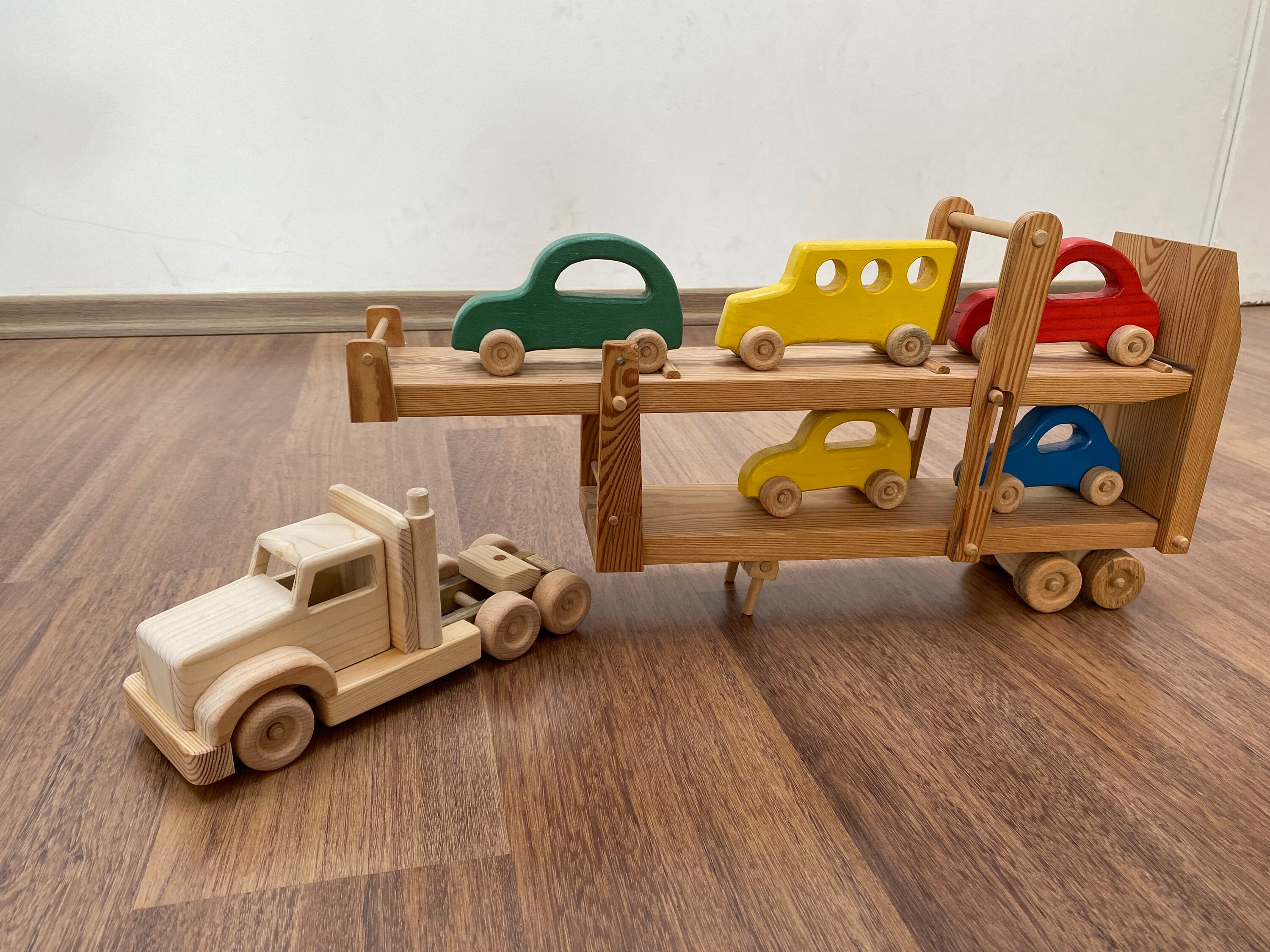 Hailey der Autoschlepper ein hölzerner Spielzeug-Lkw mit beweglichen Rampen  fünf farbige Autos inklusive grün, blau, rot, gelb - .de