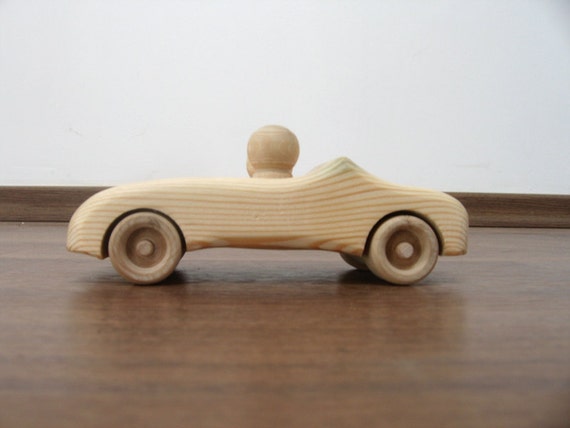 Voiture à saisir en bois naturel