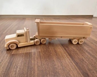 Daphne de kiepwagen - een houten speelgoed met beweegbaar bed