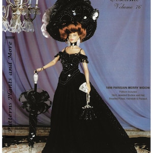 Puede incluir: Una muñeca con un vestido negro de ganchillo, un sombrero grande y un parasol, de un libro de patrones de ganchillo. La muñeca tiene el pelo rojo y sostiene un bolso con cuentas. La portada del libro dice "Crochet Collector Costume Volume 76."