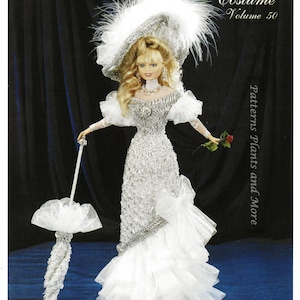 Puede incluir: Una muñeca de crochet con un vestido blanco de cuentas, un sombrero blanco con plumas y sosteniendo un paraguas blanco de crochet. La muñeca está posando con una rosa en la mano. La imagen es de Crochet Collector Costume Volume 50, Patterns Plants and More. El texto "1899 MAE WEST STAGE COSTUME" está en la parte inferior de la imagen. El texto "Pattern includes Beaded Gown, Hat and Parasol." está debajo del título.