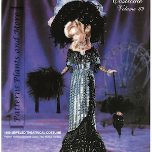 Puede incluir: Una muñeca de crochet con un vestido de cuentas negras y plateadas, un sombrero negro con plumas y sosteniendo un paraguas negro. La muñeca está de pie sobre un fondo morado. El texto "Crochet Collector Costume Volume 69" está en la parte superior de la imagen. El texto "1899 JEWELED THEATRICAL COSTUME" está en la parte inferior de la imagen. El texto "Patterns Plants and More" está en el lado izquierdo de la imagen.