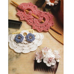 Puede incluir: Una colección de accesorios para el cabello hechos a mano con ganchillo. Incluye un palillo para el pelo de ganchillo rosa, un peine de ganchillo blanco con detalles de flores azules y un peine marrón oscuro con flores de ganchillo blancas.