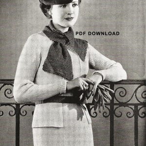 以下が含まれることがあります： ニットの衣装を着た女性の白黒画像。アンサンブルにはベレー帽、スカーフ、セーター、スカートが含まれます。女性は装飾的な手すりに寄りかかっています。「PDF DOWNLOAD」の文字が見えます。