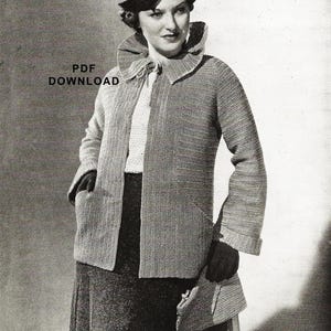 Puede incluir: Imagen en blanco y negro de una mujer con una chaqueta de punto con cuello grande, sombrero a juego y falda. La chaqueta tiene bolsillos y está abierta por delante. El texto "PDF DOWNLOAD" es visible.
