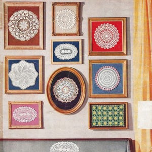 Könnte beinhalten: Eine Wanddekoration mit gerahmten Doilies in verschiedenen Designs und Farben. Die Doilies sind alle weiß und in goldenen, schwarzen und blauen Rahmen gefasst. Die Wand ist hellbeige. Der Text "Doilies" ist in großer, kursiv geschriebener Schrift oben im Bild zu sehen. Der Text "STAR DOILY BOOK No. 124" ist in kleinerer Schrift oben links im Bild zu sehen. Der Text "10 CENTS" ist in kleinerer Schrift oben rechts im Bild zu sehen.