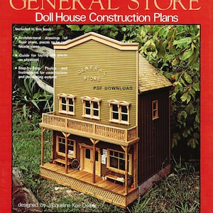 Op de afbeelding: Een driedelige poppenhuisset voor het bouwen van een algemene winkel. De set bevat bouwplannen, foto's en instructies voor het bouwen van de buitenkant en het interieur van de winkel. Het poppenhuis is 114 cm hoog, 76 cm breed en 61 cm diep. Het poppenhuis is gebouwd op een schaal van 1 voet tot 1 inch.