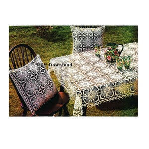 Könnte beinhalten: Eine weiße gehäkelte Tischdecke und zwei passende quadratische Kissen mit komplizierten geometrischen Mustern. Das Set ist auf einem Holzstuhl und einem Tisch mit einer Blumenkaraffe und drei Gläsern zu sehen. Das Bild enthält den Text PDF Download.