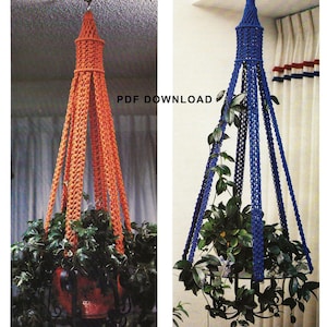 Puede incluir: Dos maceteros de macramé para plantas, uno naranja y otro azul, con plantas verdes colgando de ellos. El texto "JACOBS LADDER" está en la parte superior de la imagen y "PDF DOWNLOAD" está en el medio de la imagen.