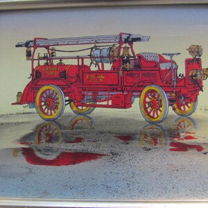 K&ouml;nnte beinhalten: Ein rotes Feuerwehrauto im Vintage-Stil mit einer Leiter und Schl&auml;uchen, auf Leinwand gemalt mit einer Reflexion des Autos in einer Wasserpf&uuml;tze. Das Auto tr&auml;gt die Aufschrift "Farnham Grants" und "Lye Wood 1912" an der Seite.