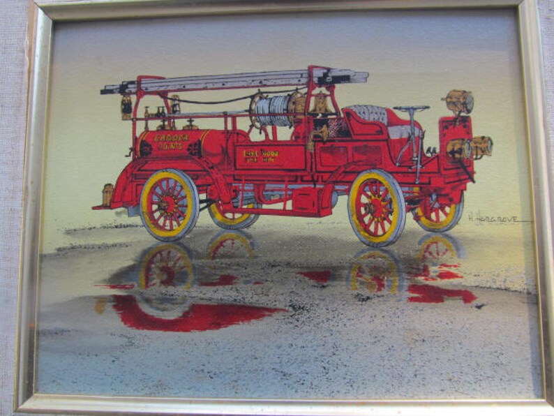 K&ouml;nnte beinhalten: Ein rotes Feuerwehrauto im Vintage-Stil mit einer Leiter und Schl&auml;uchen, auf Leinwand gemalt mit einer Reflexion des Autos in einer Wasserpf&uuml;tze. Das Auto tr&auml;gt die Aufschrift "Farnham Grants" und "Lye Wood 1912" an der Seite.