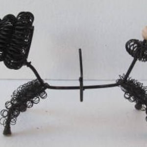 オリジナルのハンドメイド＆デザインされたユニークな抽象的な金属、スチール、ワイヤープードル犬アート彫刻テーブルディスプレイ