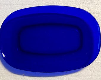 Grande piatto da portata vintage in vetro Duralex blu cobalto, di forma oblunga, prodotto in Francia da Bormioli Rocco.