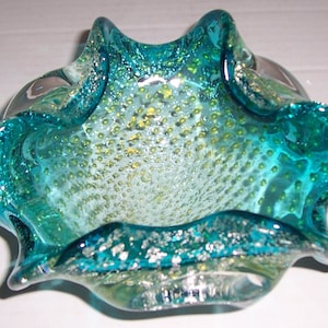 Exhibición de arte en vidrio soplado a mano de Murano con diseño de Bullicante Stardust en turquesa azul